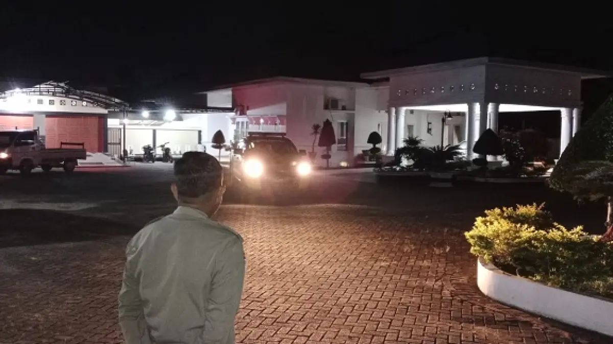 Rumah Dinas Sekda Kuansing Dijaga Brimob, Tim KPK Keluar Disusul Wabup Kuansing Muklisin