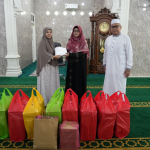 Persatuan Wanita Patra Kilang Dumai Bagikan 100 Paket Makan Siang Jumat Berkah dan Mukena Gratis untuk Jamaah Masjid di Kelurahan Bukit Timah