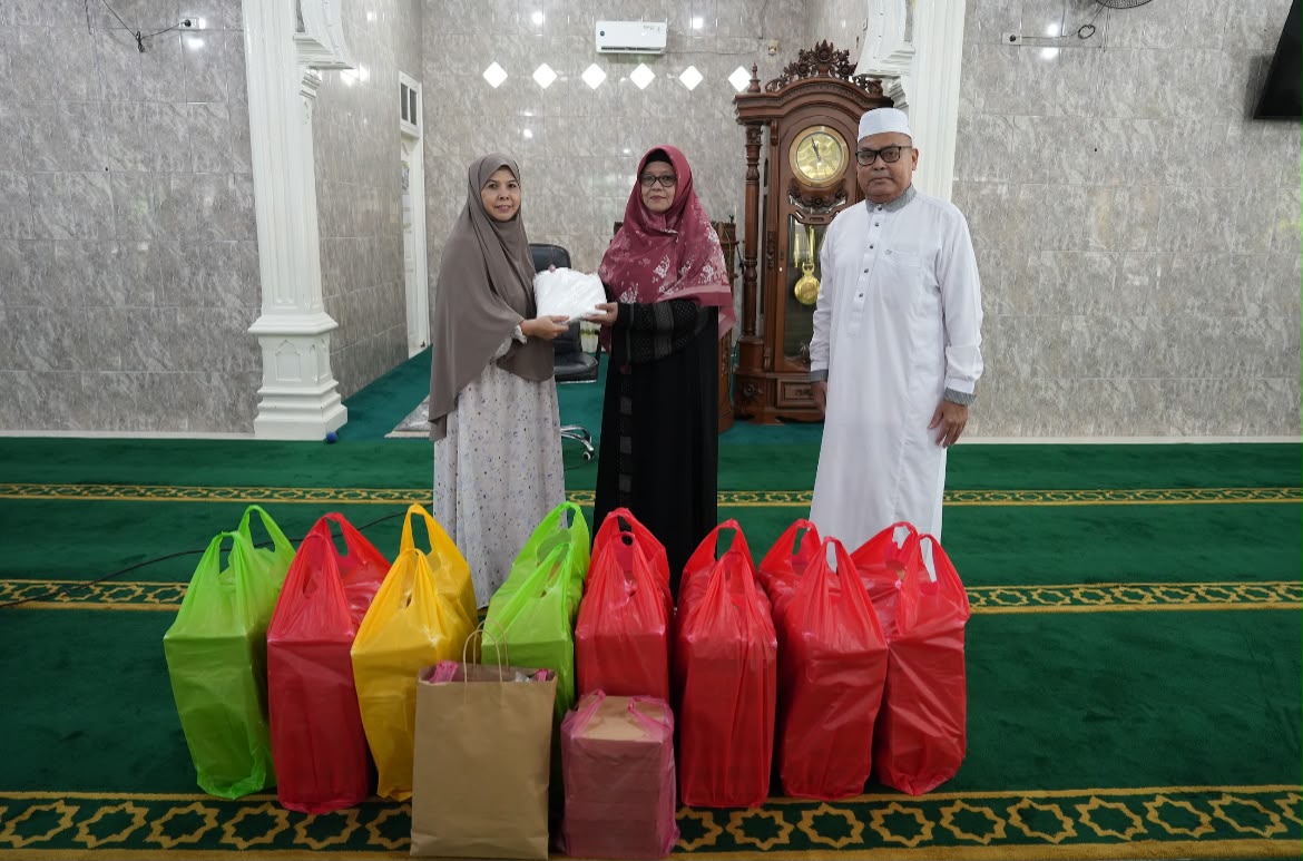 Persatuan Wanita Patra Kilang Dumai Bagikan 100 Paket Makan Siang Jumat Berkah dan Mukena Gratis untuk Jamaah Masjid di Kelurahan Bukit Timah