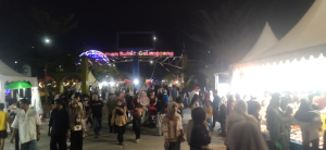 Keterangan foto: Warga memadati kawasan Taman Bukit Gelanggang, Kota Dumai, saat menikmati kemeriahan Semarak Merdeka 2026, Sabtu (29/8/2026) malam. Ramainya pengunjung turut memberikan berkah bagi pelaku UMKM yang berjualan di lokasi kegiatan.