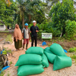 Apical Dukung Produktivitas Peternak Binaan di Dumai melalui Pemanfaatan Bungkil Inti Sawit