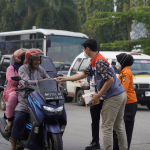 Pertamina Patra Niaga Kilang Dumai Bagikan Masker Gratis Untuk Masyarakat