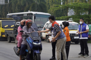 Pertamina Patra Niaga Kilang Dumai Bagikan Masker Gratis Untuk Masyarakat
