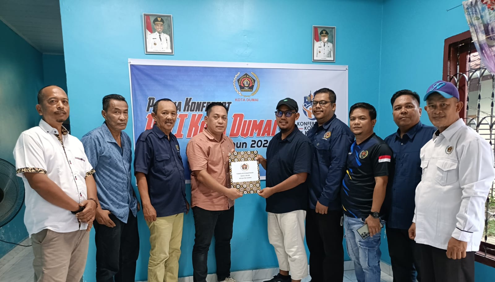 Diantar Tokoh Senior, Bambang Prayetno Ambil Formulir Pendaftaran Balon Ketua PWI Dumai
