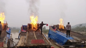 Polisi Bakar 17 Rakit Tambang Emas Ilegal
